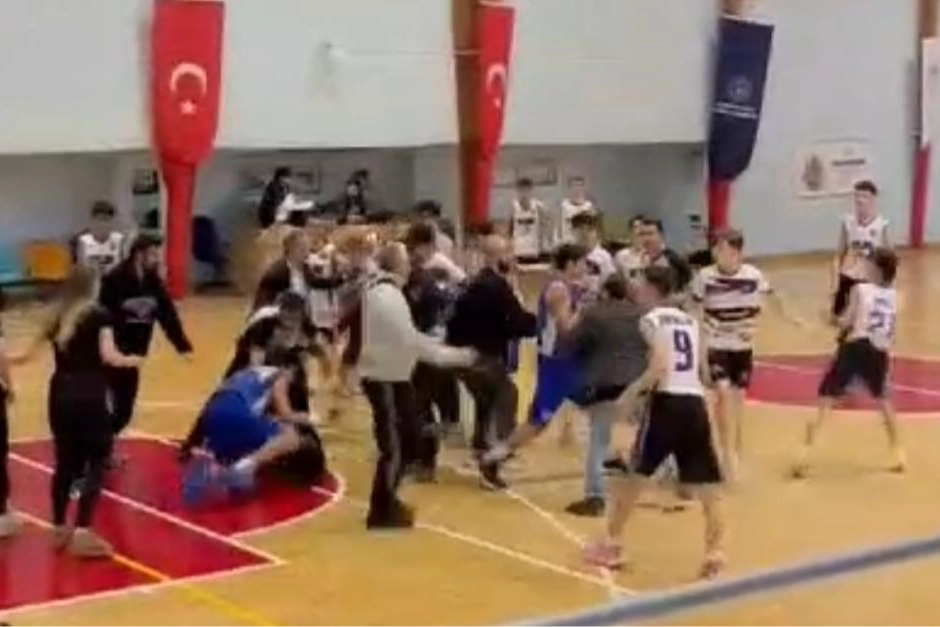 Basketbol sahasında top değil yumruklar havada uçuştu