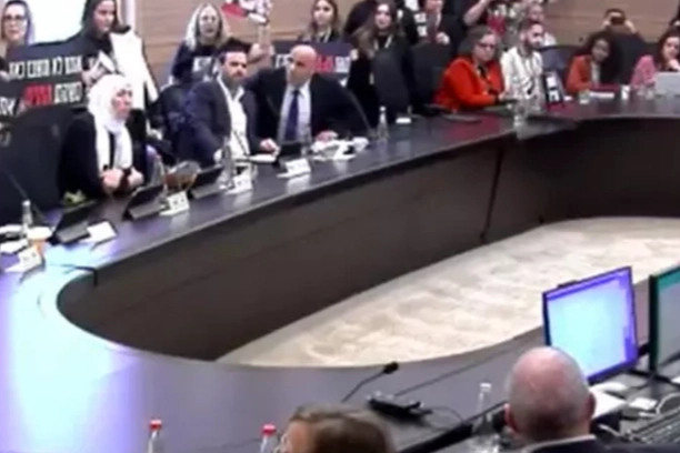 İsrailli esir yakınları parlamentodaki toplantıyı bastı haberinin görseli