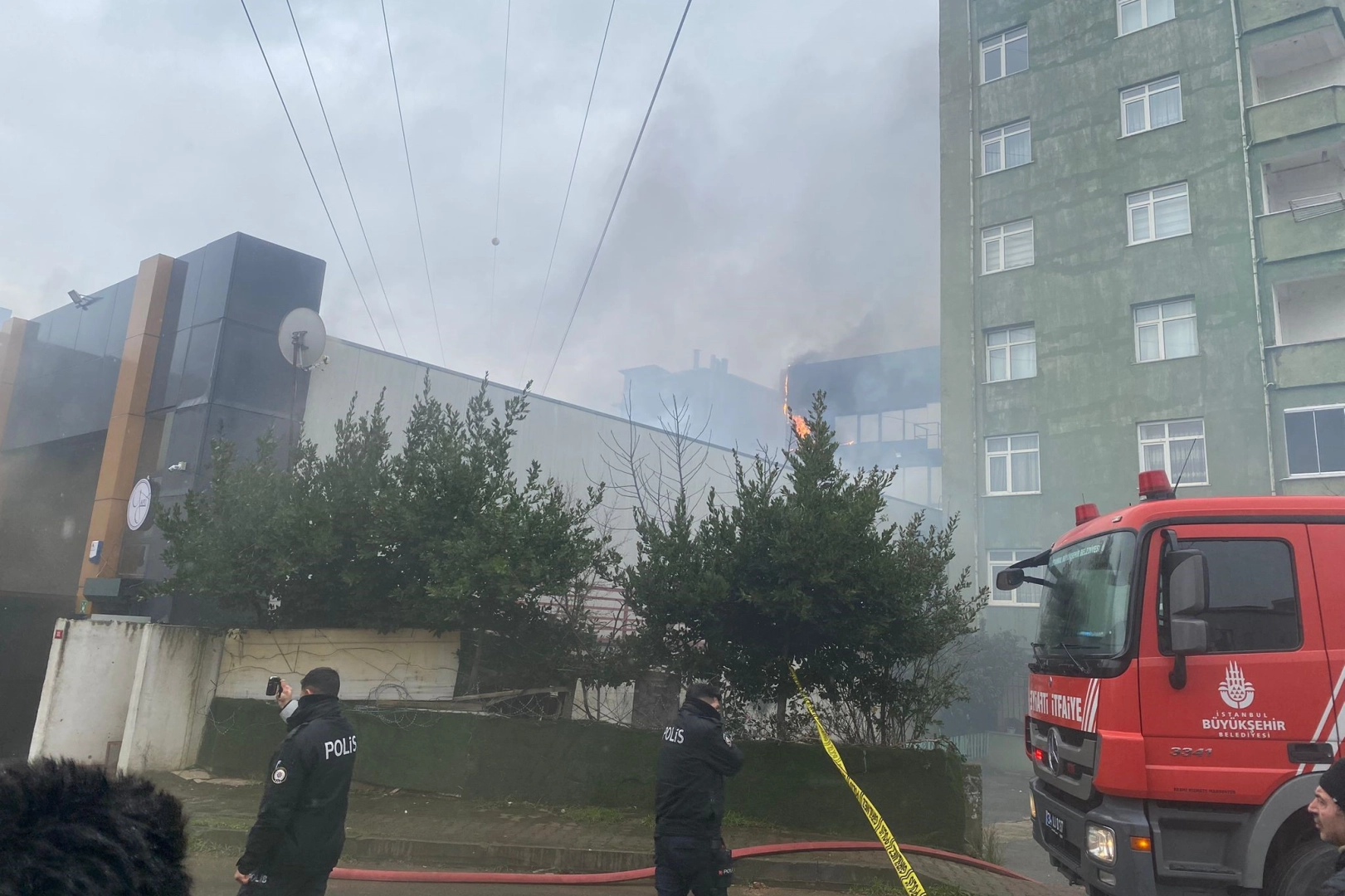 İstanbul'da 3 işyeri alev alev yandı