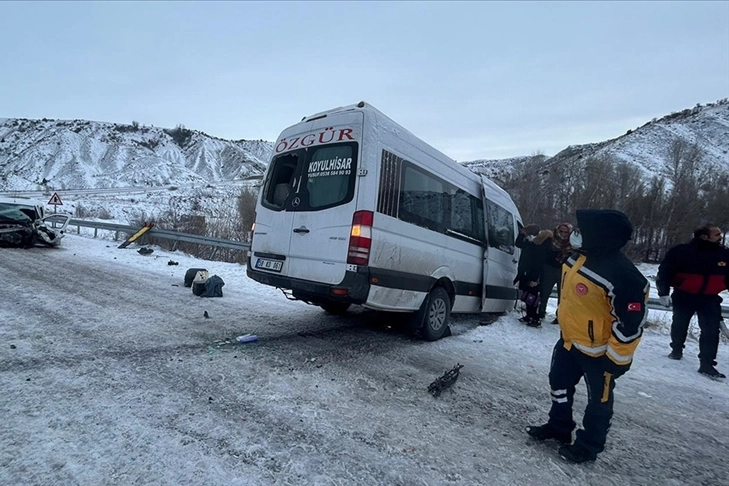 Sivas'ta kaza: Yolcu minibüsü ile hafif ticari araç çarpıştı