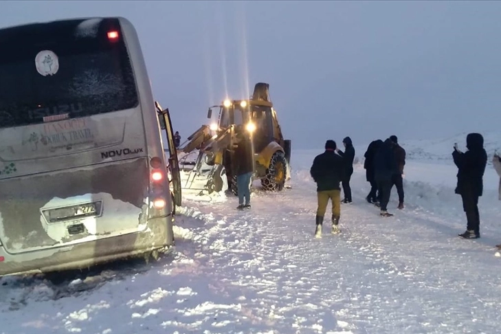 Kars'ta 30 kişi karda mahsur kaldı haberinin görseli