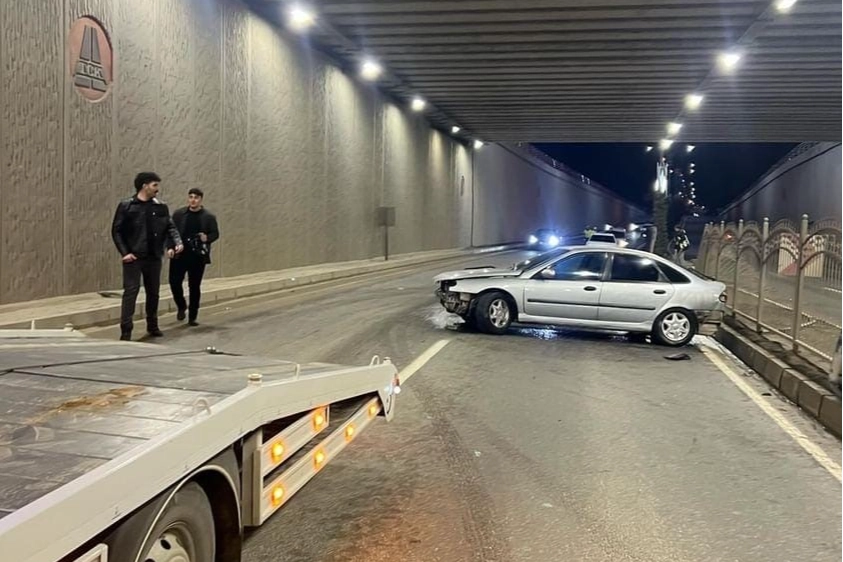 Elazığ’da kaza: Otomobil alt geçitte refüje çarptı