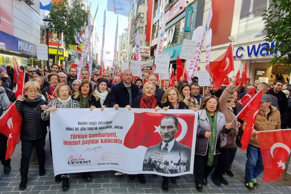 CHP Karşıyaka yönetiminden laiklik yürüyüşü