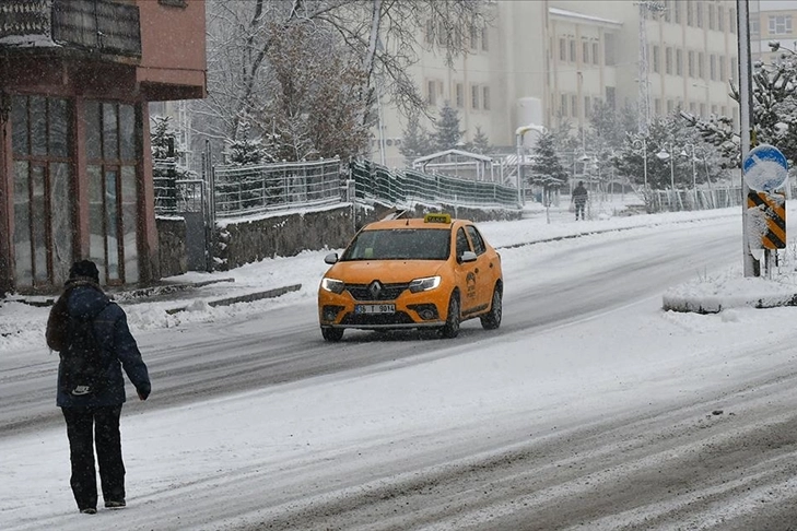 Doğu'da kar yağışı etkisini sürdürüyor