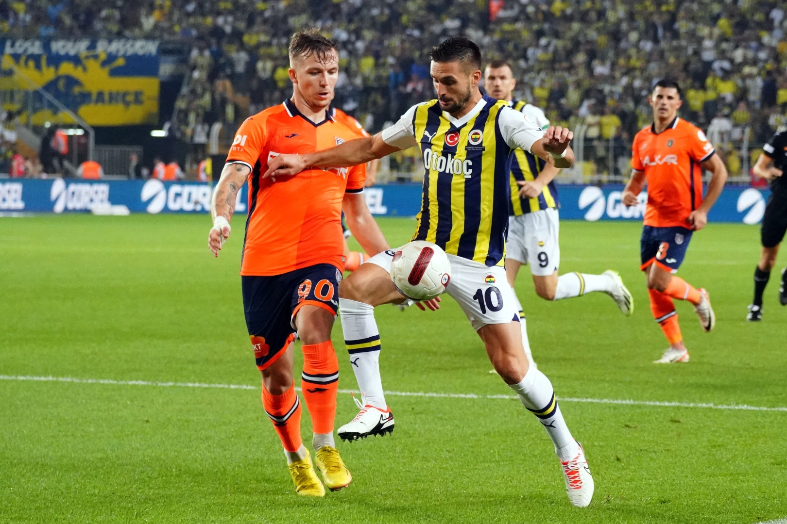 Fenerbahçe, Başakşehir karşısında üstünlüğünü sürdürüyor