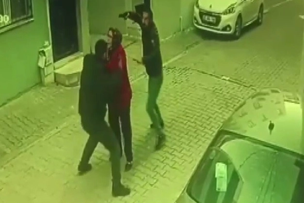 İzmir haber: Silahlı düellodaki kadın ekmek almaya gidiyormuş haberinin görseli