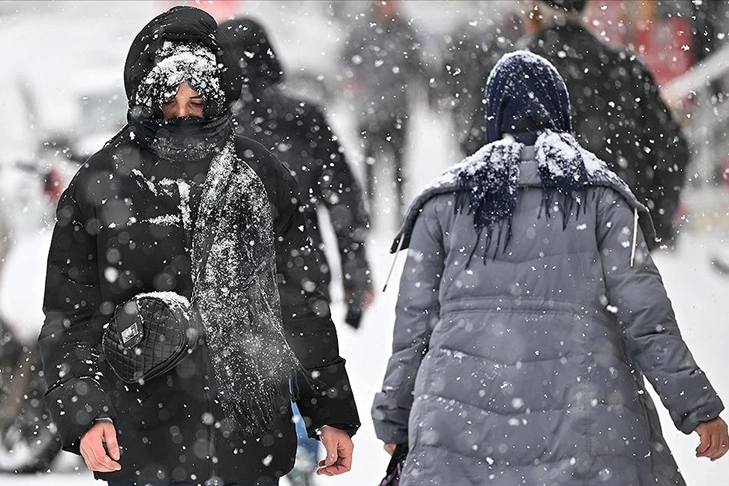 Türkiye'yi soğuk ve yağışlı hava esir alacak haberinin görseli