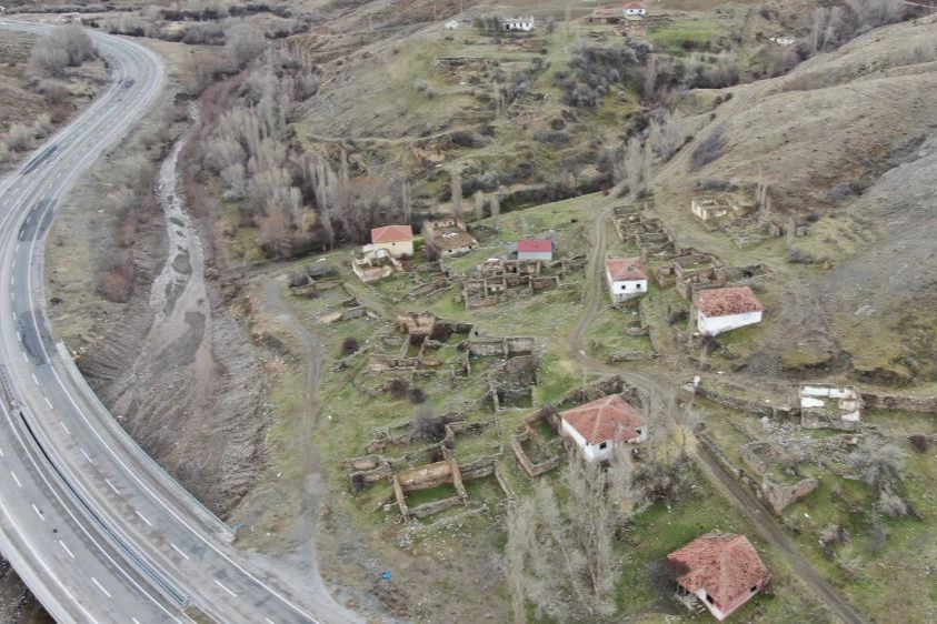 Yoksa cinler de mi köyü terk etti? haberinin görseli