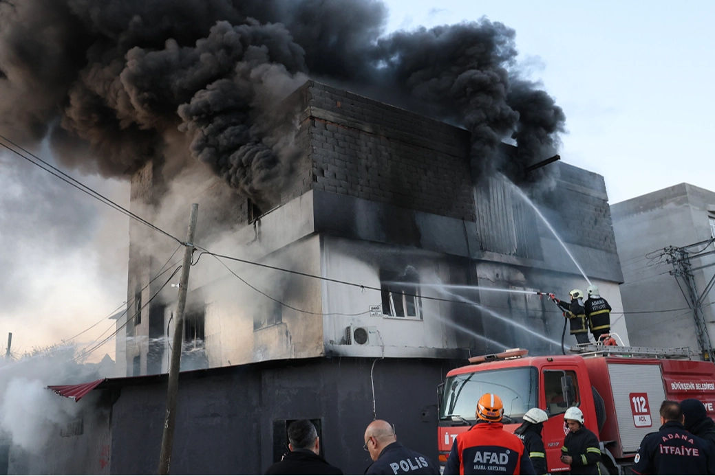 Adana’da yangın: Sünger deposundan geriye külleri kaldı