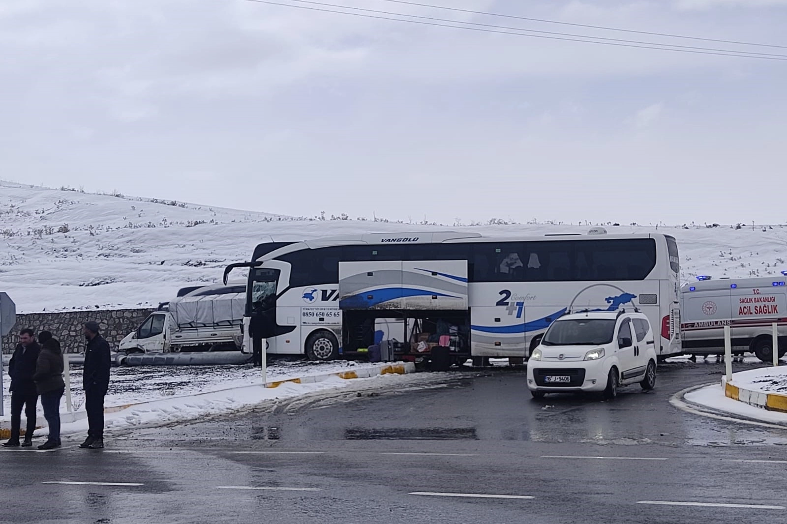 Ağrı'da kaza: Yolcu otobüsü ile kamyonet çarpıştı