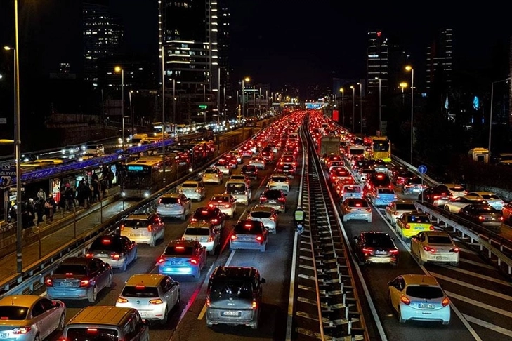 İstanbul'da yağışlı hava trafiği vurdu: Trafik kitlendi