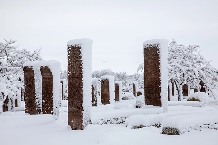 Bitlis'teki tarihi mezarlık karla kaplandı