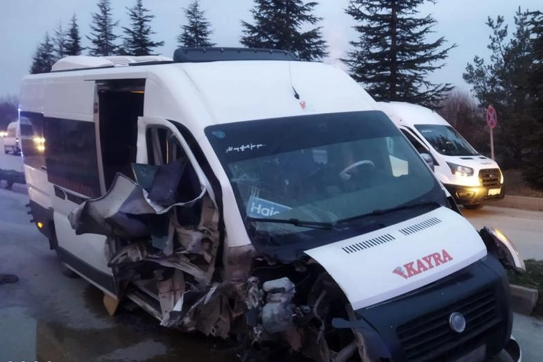 Eskişehir’de işçi taşıyan servis kaza yaptı