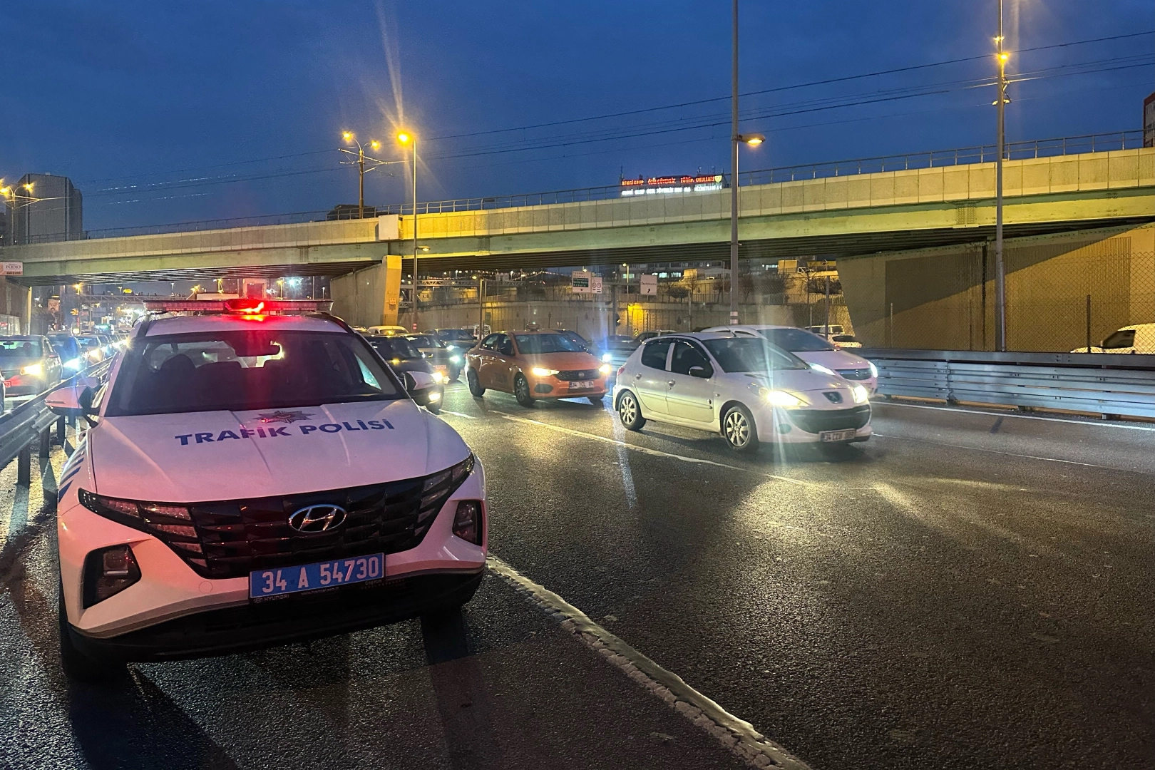 İstanbul'da usulsüz emniyet şeridi kullananlara para cezası