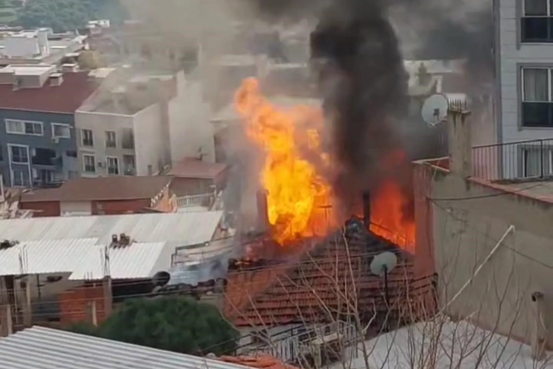 İzmir haber: Bayraklı'da iki ev alev topuna döndü