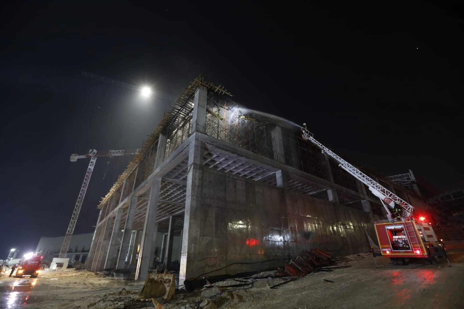 Mersin'deki fabrika yangınına müdahale gecikmedi