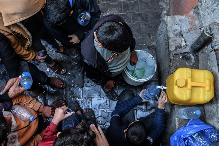 Savaşın ve açlığın sürdüğü Gazze'de yeni sorun kirli su: Hastalıkları arttırdı haberinin görseli