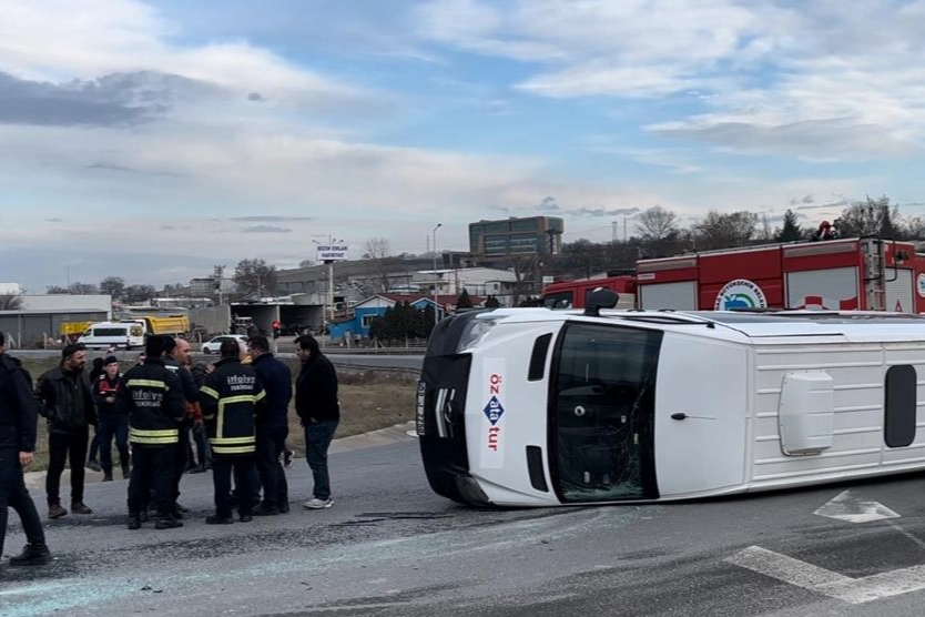 Tekirdağ’da otomobil ile servis minibüsü çarpıştı: Yaralılar var