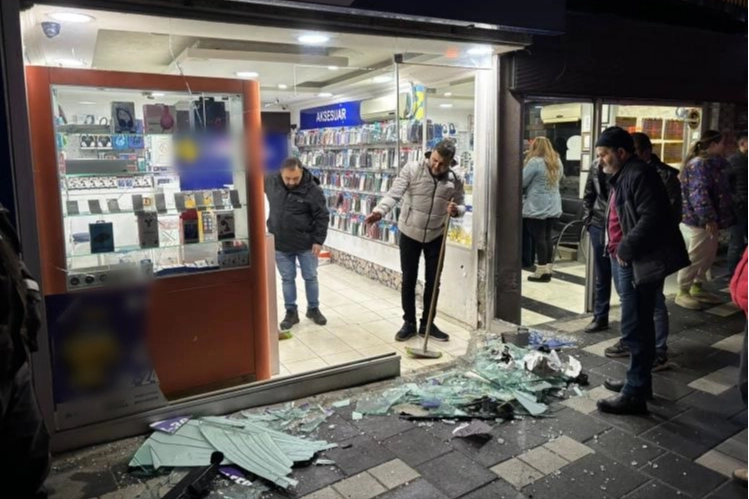 Bolu'da trafik kazası: Kontrolden çıkıp dükkanlara çarptı