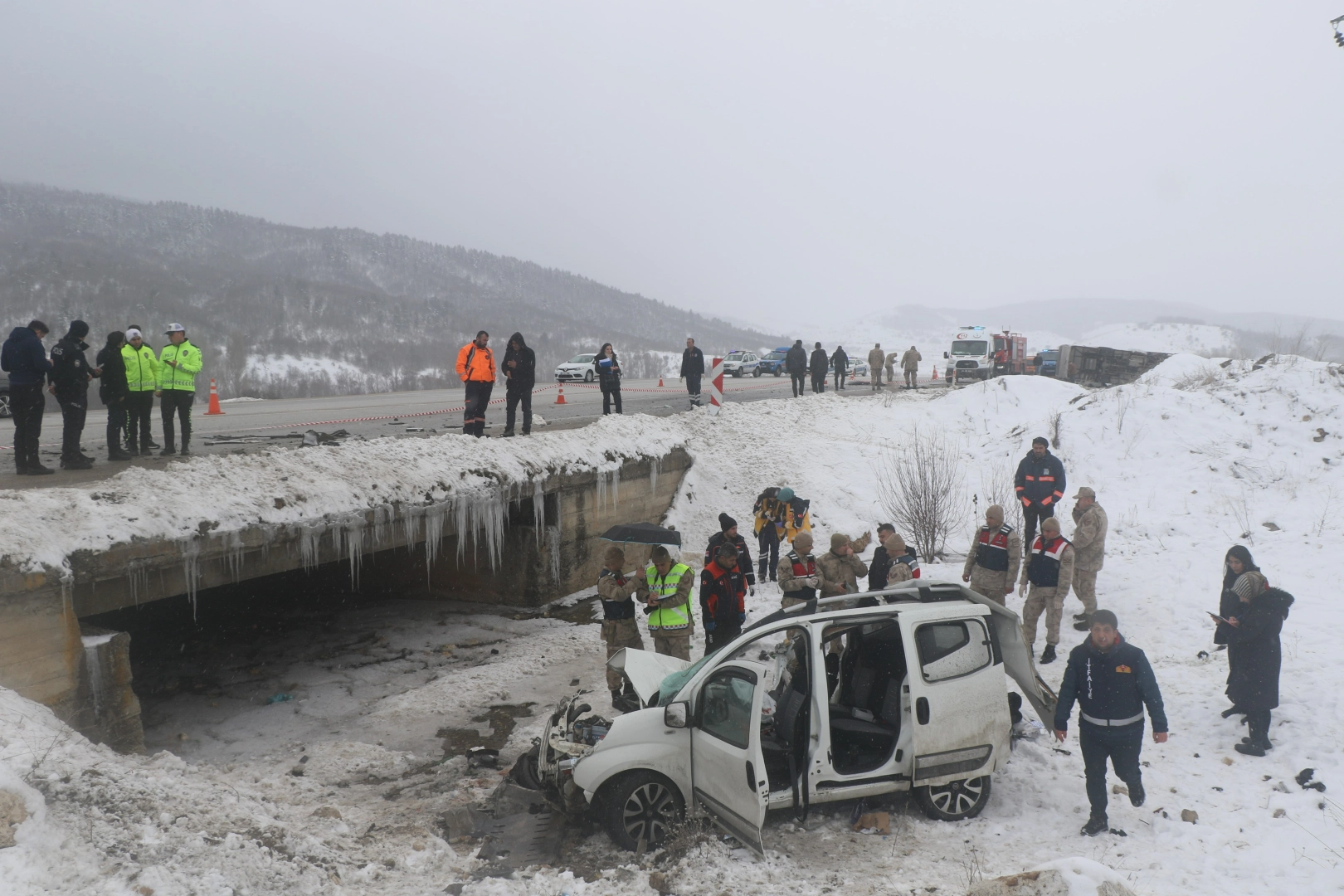 Erzincan'da feci trafik kazası: 6'sı asker 9 yaralı, 1 ölü