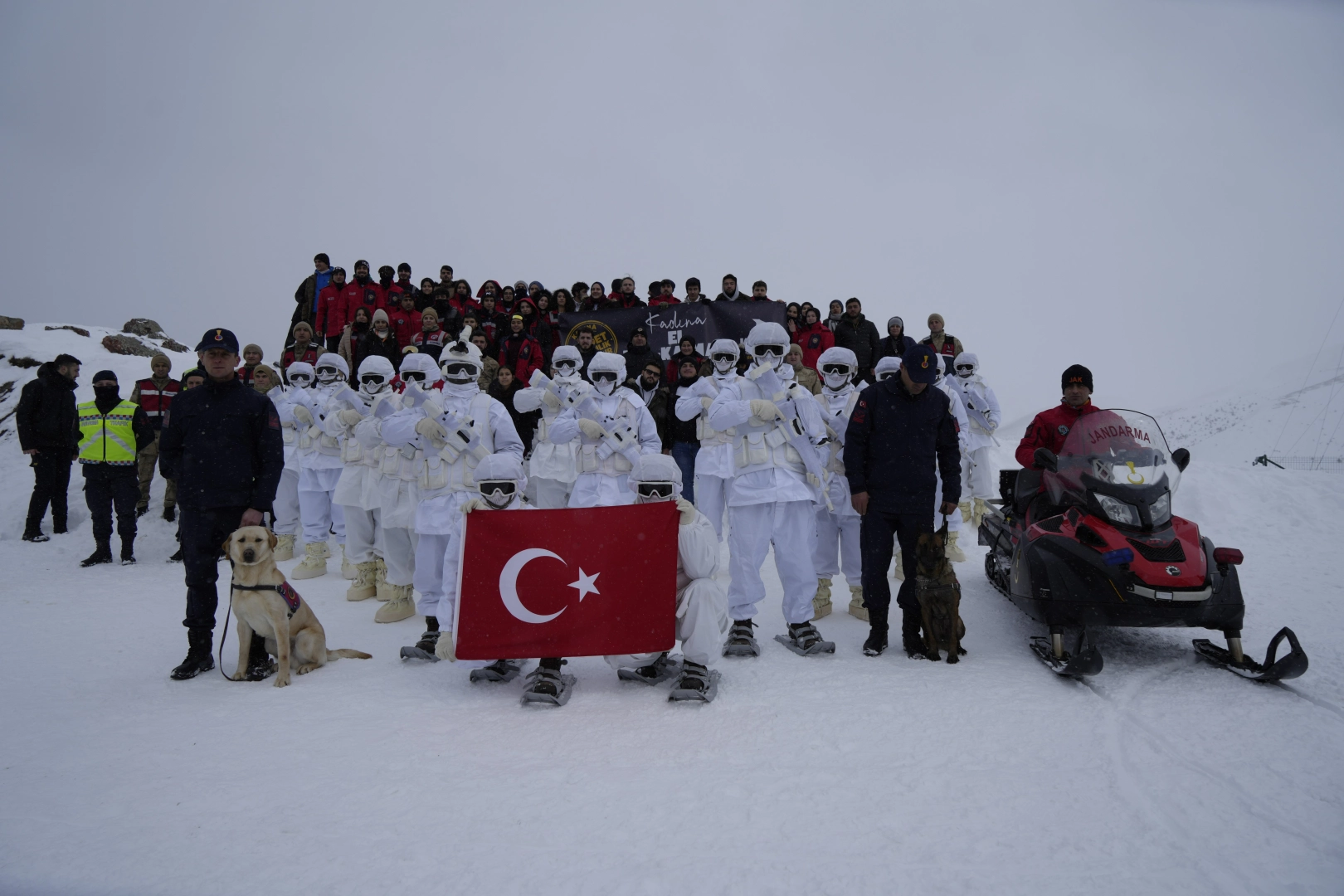 Jandarma’dan öğrencilere çığda arama ve kurtarma eğitimi