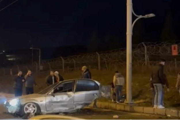 Malatya’da trafik kazası: Otomobil ikiye bölündü