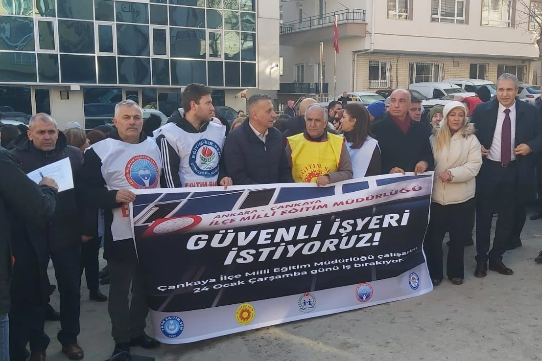 Sendikaların, depreme dayanıksız bina tepkisi… Emekçiler protesto etti  haberinin görseli