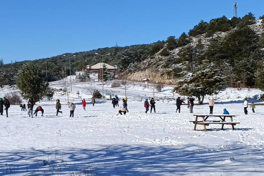 Spil Dağı'na kar yağdı... İzmirliler soluğu Manisa'da aldı