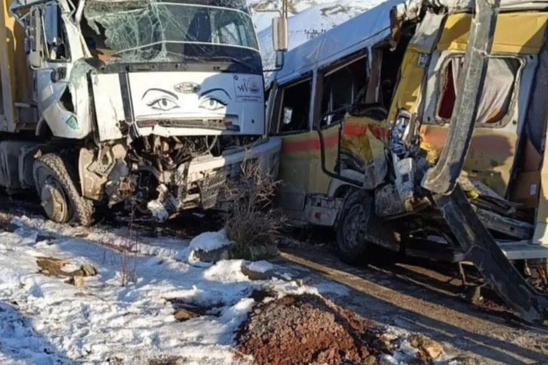 Van'da kaza: Kamyon ile minibüs çarpıştı