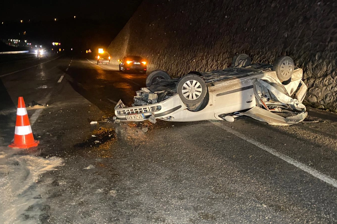 Zonguldak’ta feci kaza: Otomobil istinat duvarından uçtu