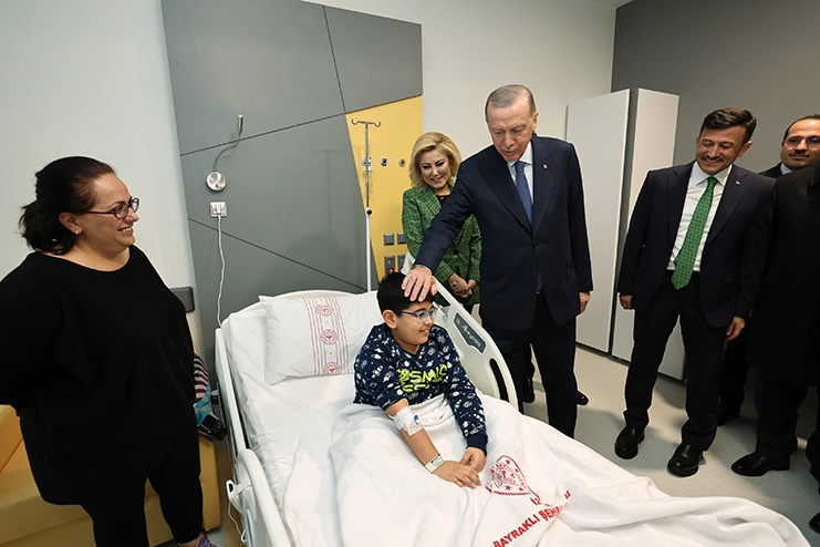 Cumhurbaşkanı Erdoğan, İzmir Bayraklı Şehir Hastanesinde çocuk hastalarla buluştu