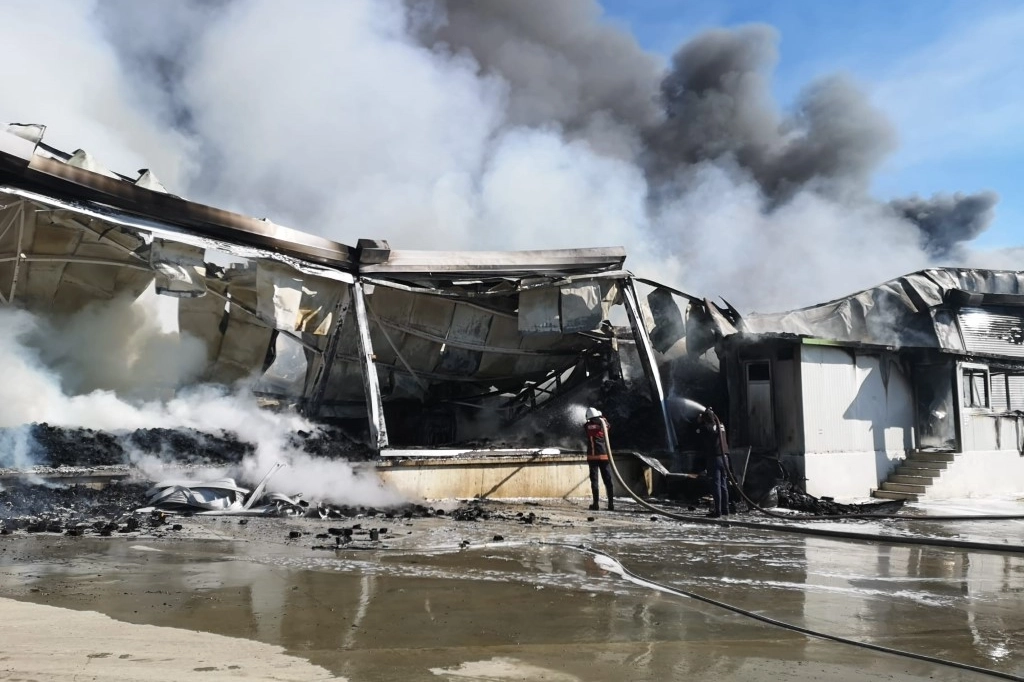 Mersin'de bir paketleme tesisinde yangın: Çevreyi kara dumanlar sardı