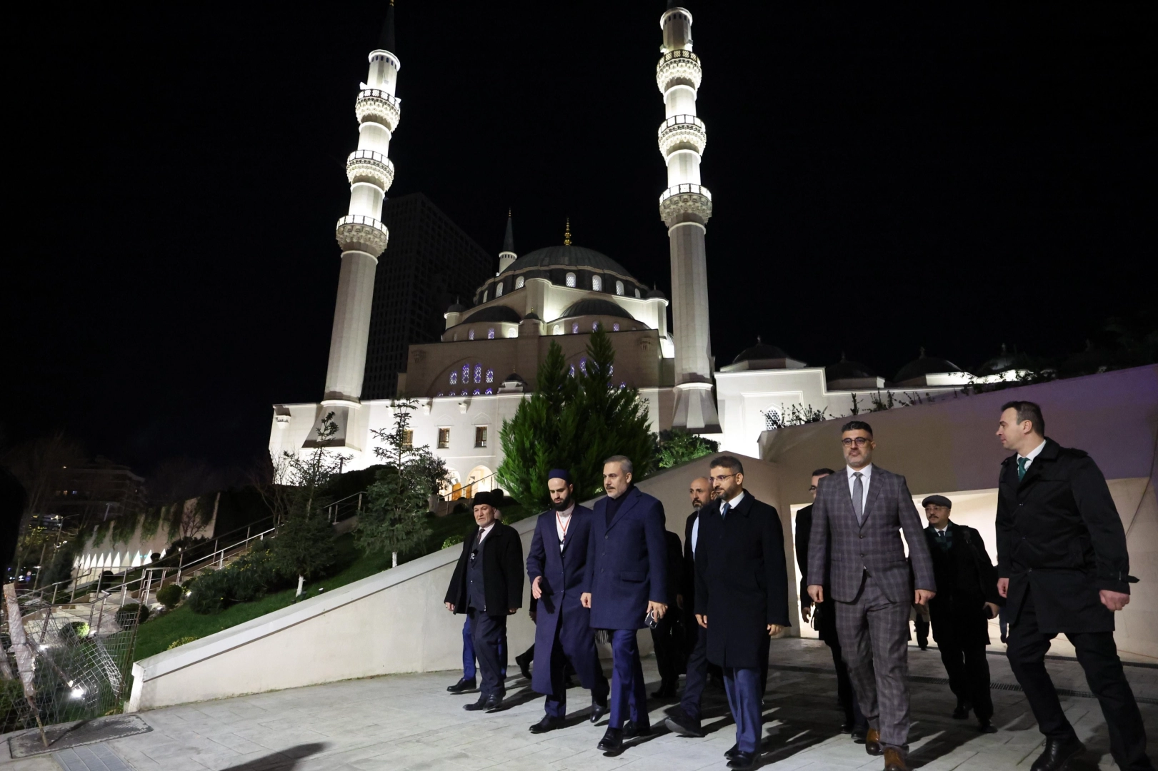 Hakan Fidan, Arnavutluk’ta camii ziyaretinde bulundu