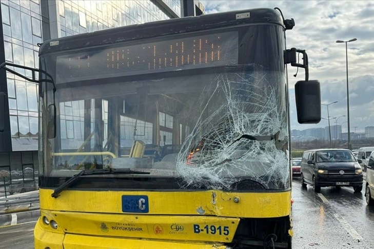 İstanbul'da İETT otobüsü kazaya karıştı: 2 yaralı