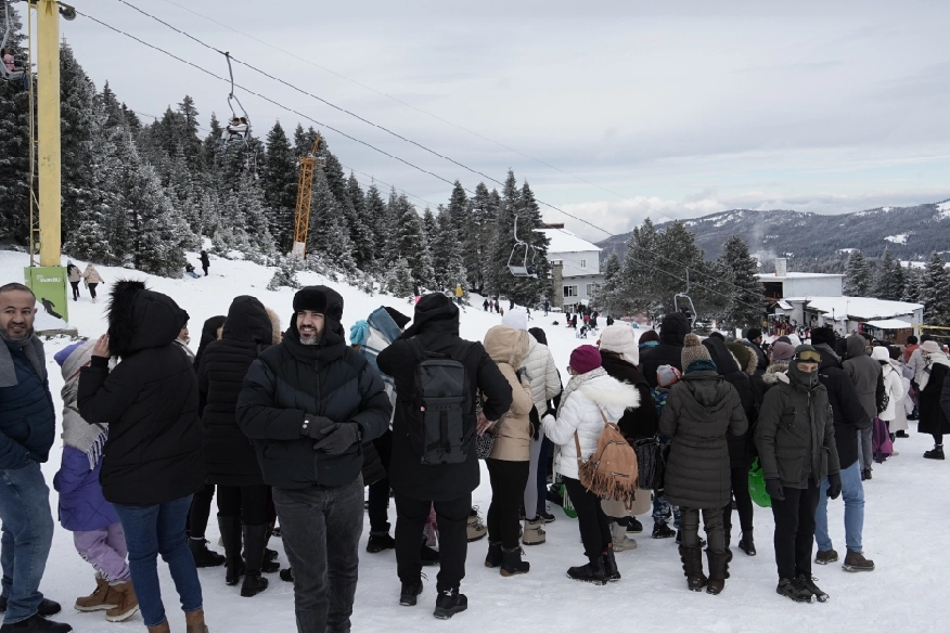 Uludağ'da teleferiğe yoğun ilgi... Metrelerce kuyruk oluştu