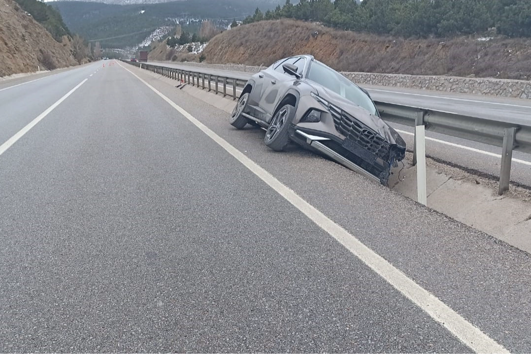 Afyonkarahisar'da kaza: Kontrolden çıkan araç refüje girdi haberinin görseli