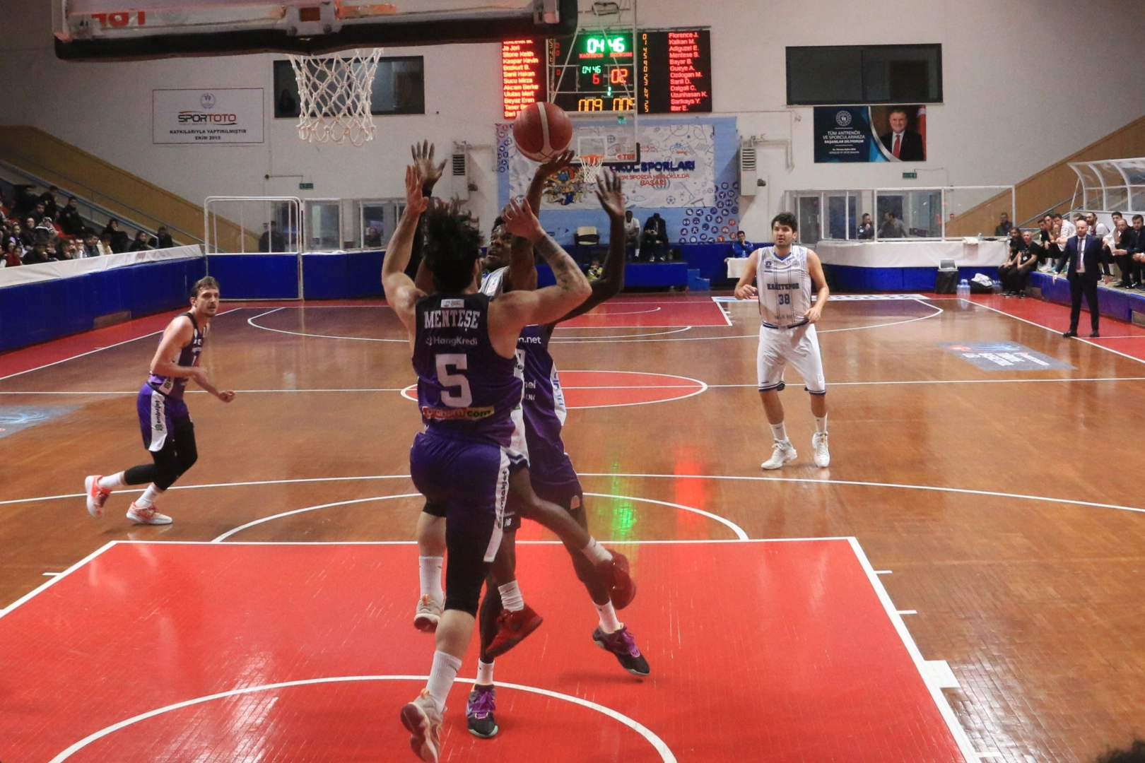 Barboros Bozkurt’un basket maçında bileği çıktı haberinin görseli
