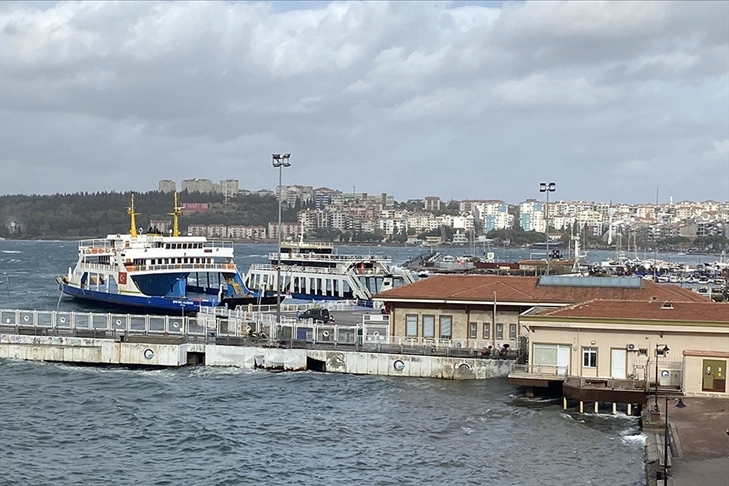 Çanakkale'de feribot seferlerine fırtına engeli