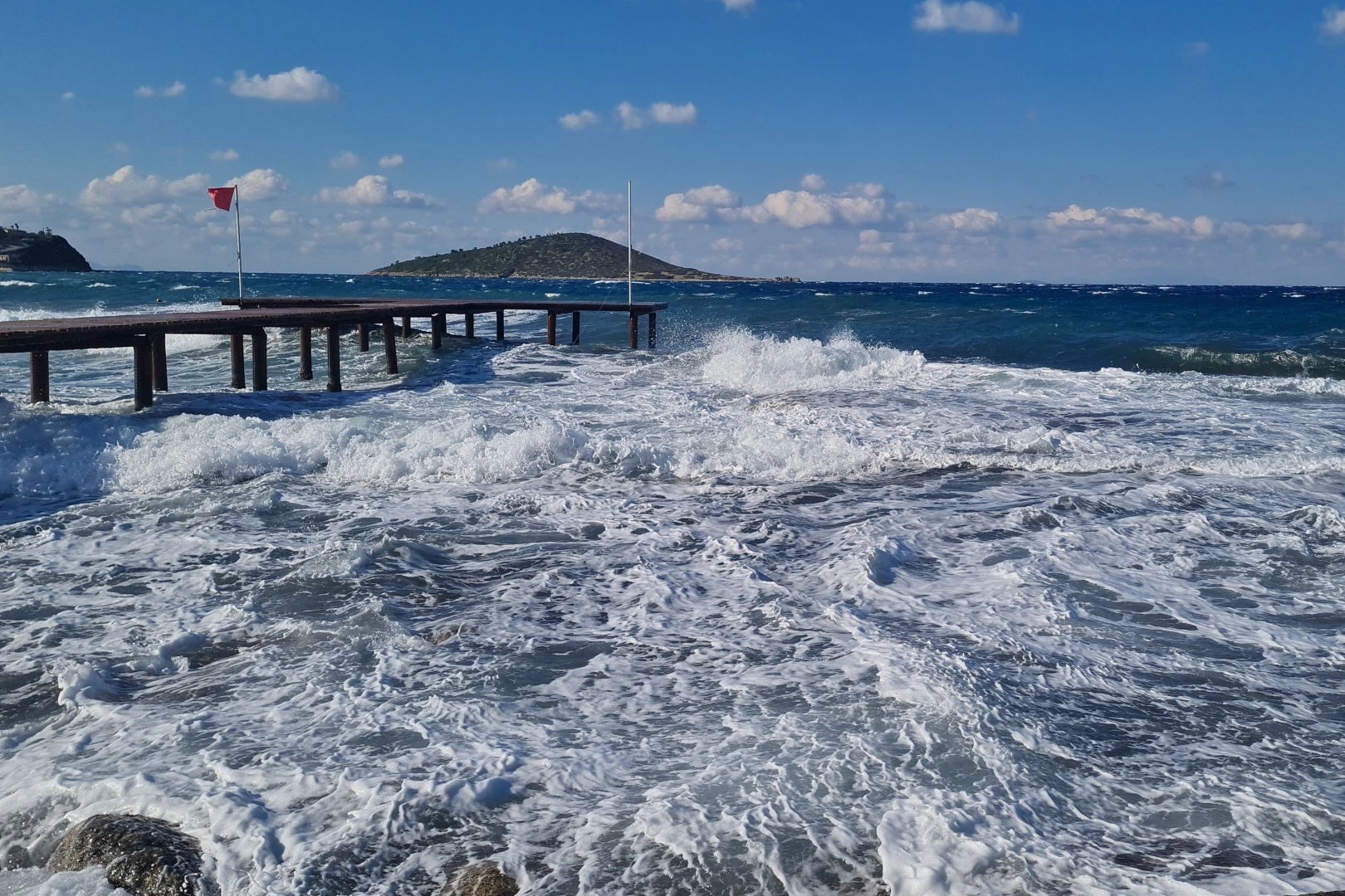 Fırtına Bodrum’u vurdu: Feribot seferleri iptal edildi haberinin görseli