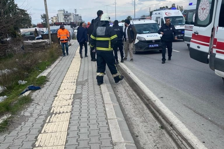 Hatay'da feci kaza: Tarım işçilerini taşıyan servis kamyonetle çarpıştı haberinin görseli