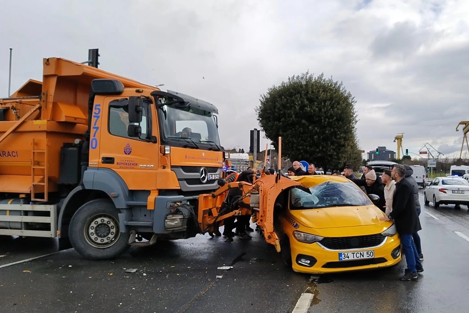 İstanbul’da kaza: Kar küreme aracı ticari taksiye çarptı