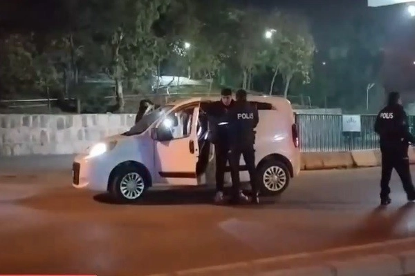 İzmir haber: Polisler Buca'da suçluya göz açtırmıyor haberinin görseli