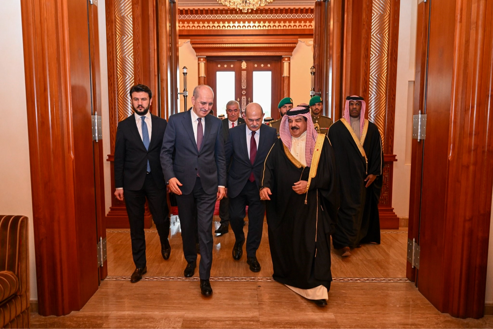Numan Kurtulmuş, Bahreyn Kralı Al Khalifa ile görüştü haberinin görseli
