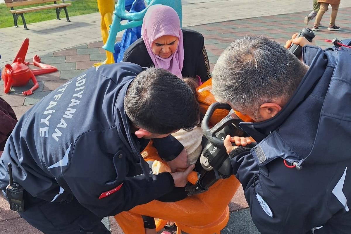 Parkta oyun aletine sıkışan çocuk böyle kurtarıldı