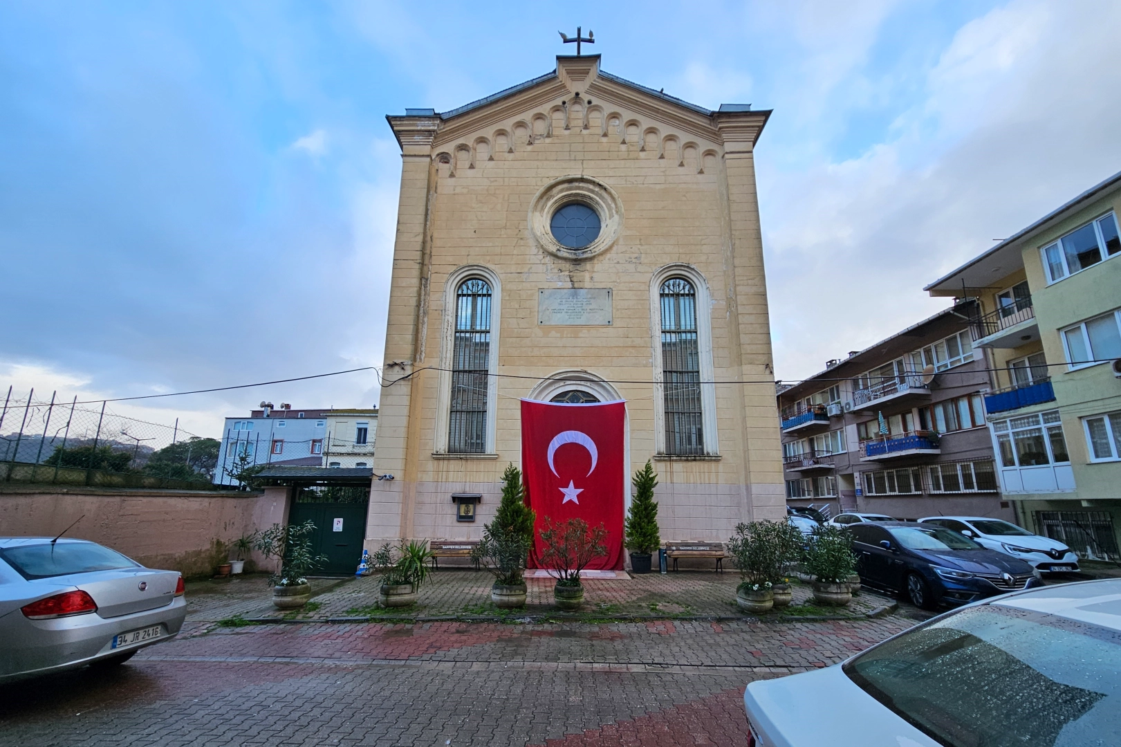 Santa Maria Kilisesi'ne silahlı saldırı sonrası Türk bayrağı asıldı