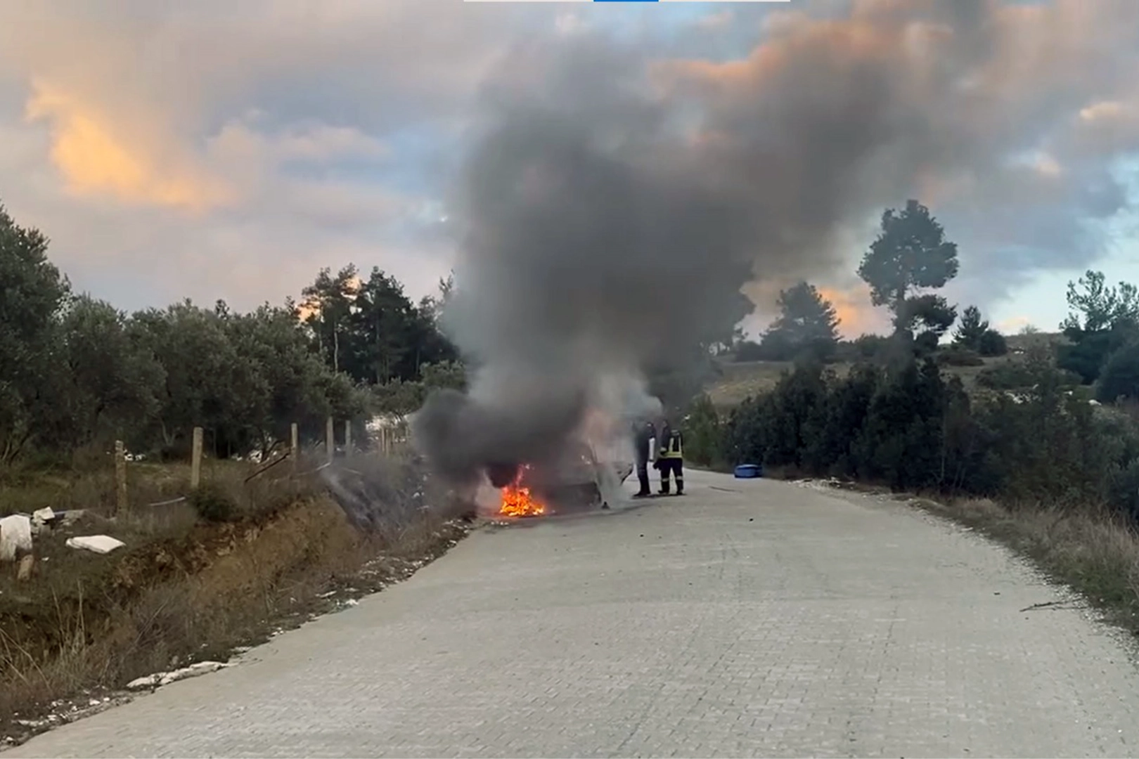 Seyir halindeki araç alev alev yandı