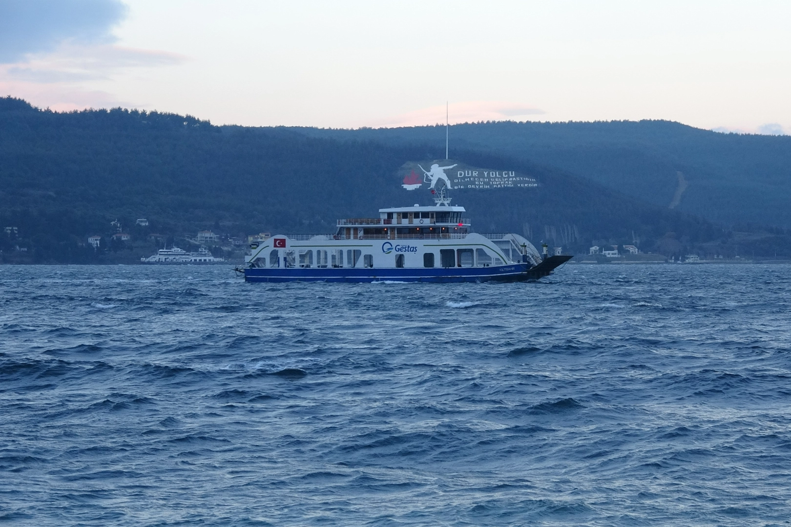 Bozcaada ve Gökçeada'da feribot seferlerine fırtına engeli haberinin görseli