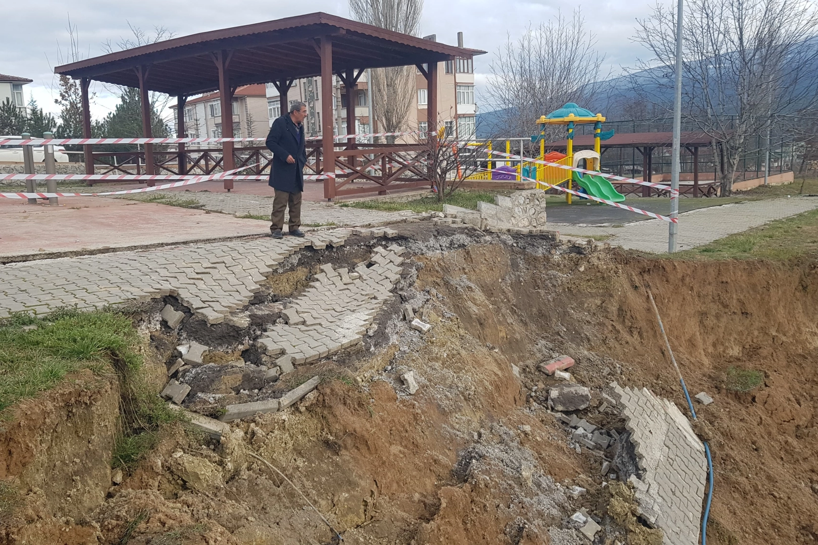 Çocuk parkında üçüncü heyelan haberinin görseli