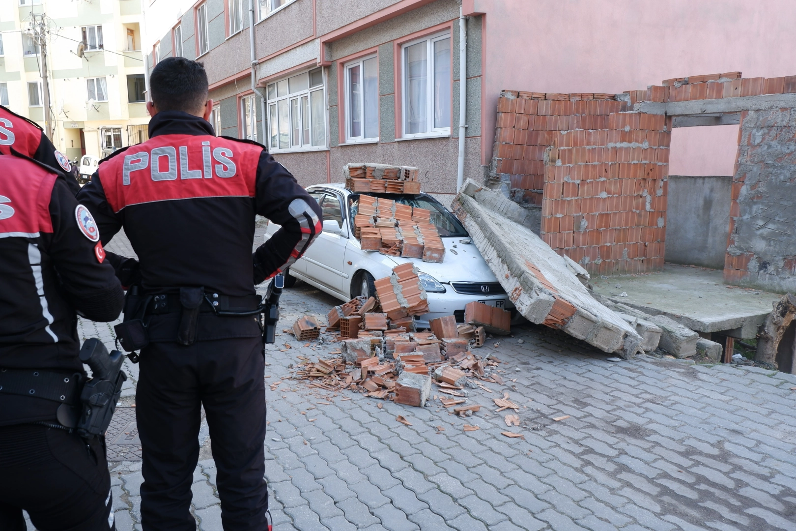 Edirne'de şiddetli rüzgar: Duvar park halindeki aracın üzerine çöktü haberinin görseli
