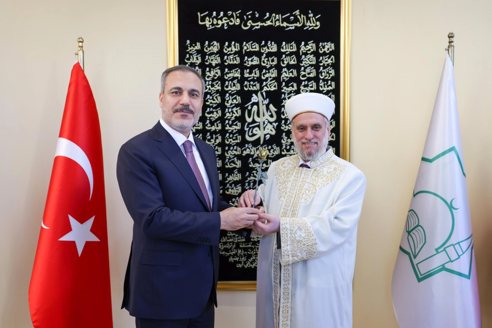 Hakan Fidan'ın camii ziyareti devam ediyor haberinin görseli